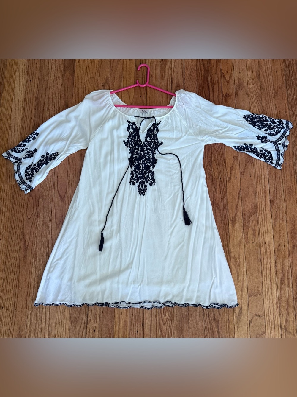 Chic Connection White Dress with Navy Embroidery – 3/4 Sleeve, Size Large